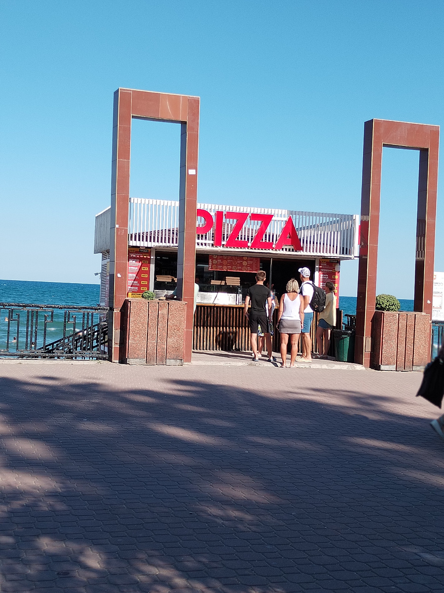 Кстати, здесь очень вкусная пицца и всего 300р. Цены на август 2025 года .