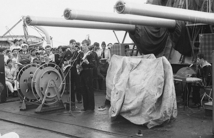 Агапов, Лундин и Гостев на палубе крейсера "Комсомолец" Все трое из питонии. У них знак слева на груди.