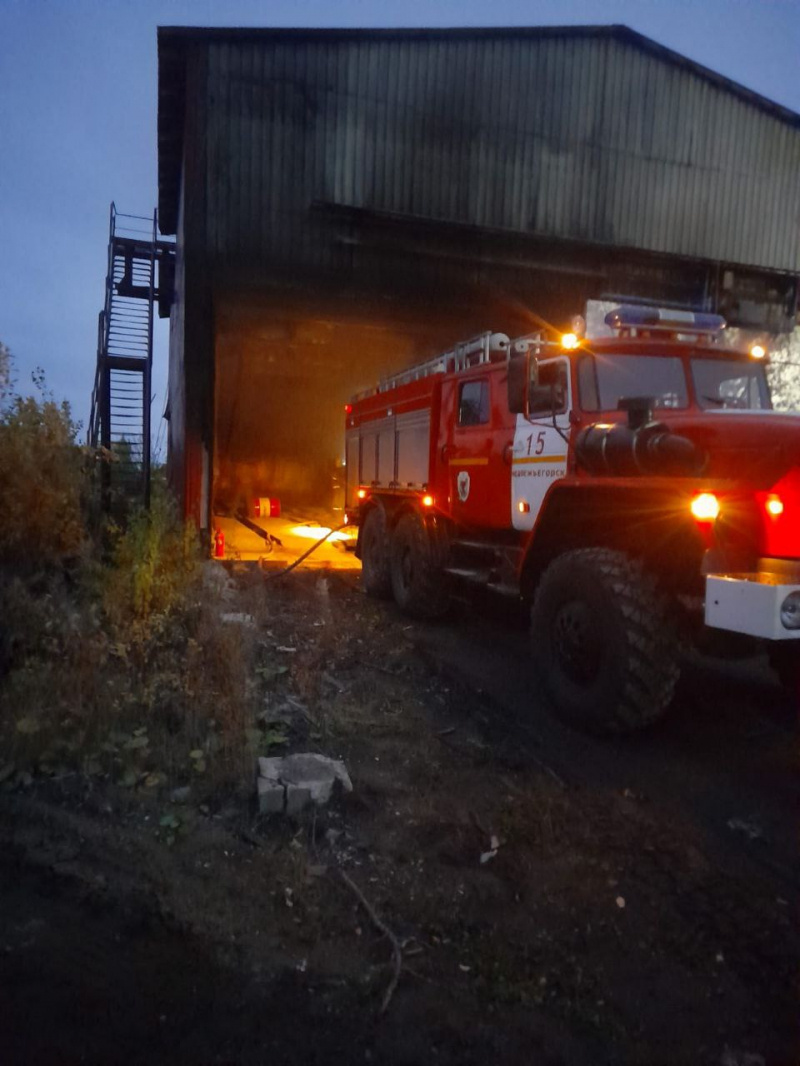    Ангар и грузовик загорелись на лесозаводе в КарелииГоскомитет Карелии по ОЖ и БН