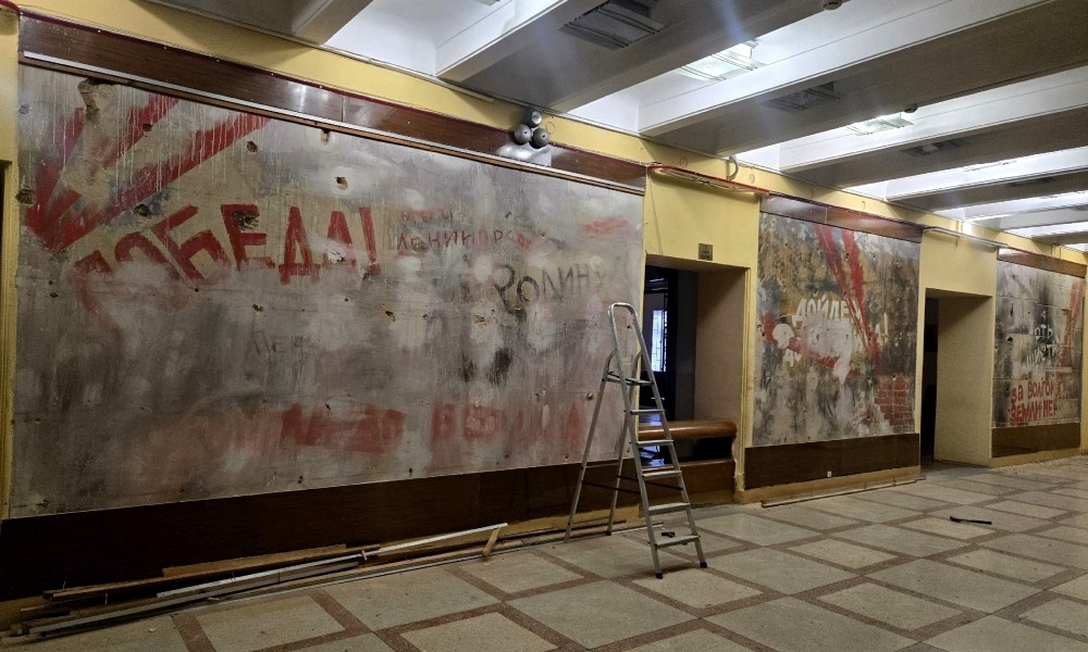    Загадочные надписи нашли под зеркалами Оренбургского театра музкомедии. 