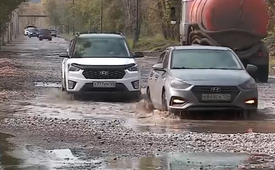    В Красноярске на улице Рязанской начали укладывать асфальт