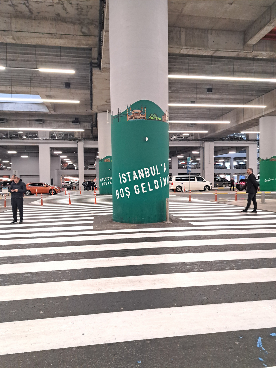 Первое фото, сделанное по прилете в Стамбул. Парковка аэропорта 