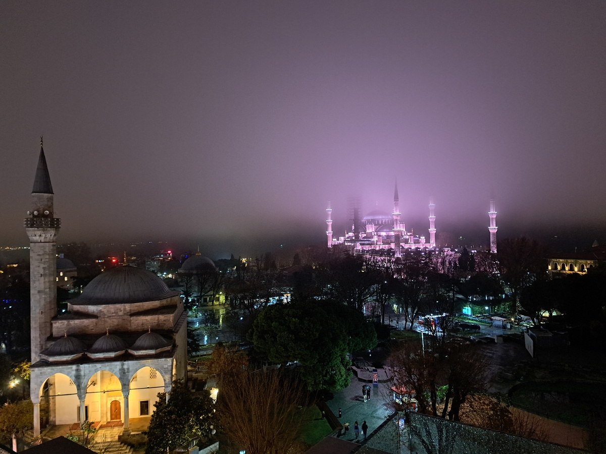 Вид из нашего отеля на мечеть Фируз-Ага (ближе) и Голубую мечеть (дальше). 