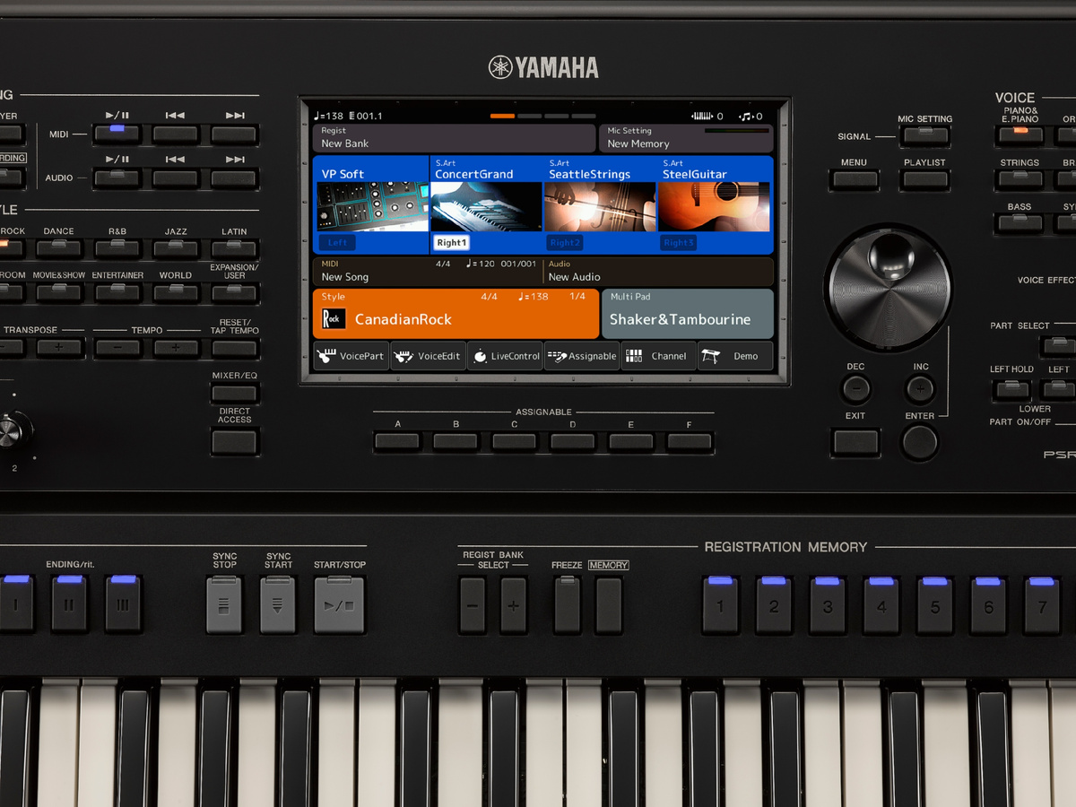Yamaha PSR-SX700: отображение выбора голосов Pad, концертный рояль, струнные, акустическая гитара для быстрого переключения или смешивания.