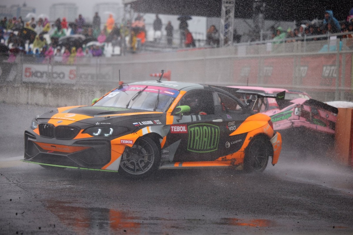    Антон Козлов (Carville Racing) в первом же заезде на постановке вынес с трассы пилота RDS Open Михаила Давидянца («ТрансПарк»)