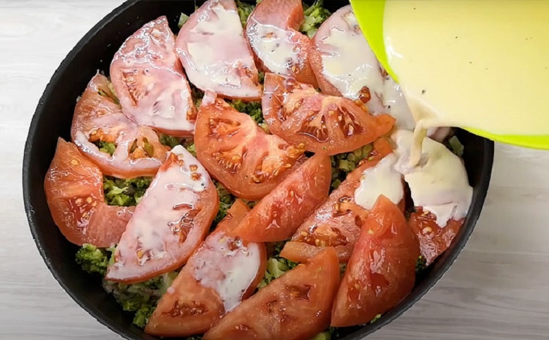 Запеканка из курицы с овощами на сковороде: семейный ужин без хлопот