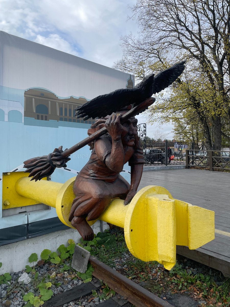 Забавная жанровая скульптура