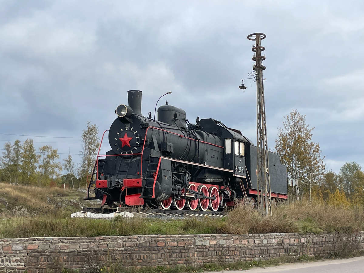 Паровоз Эр788-81. Памятник технике недалеко от вокзала