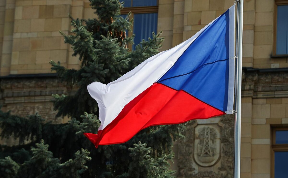 Флаг Чехии у посольства в России (Михаил Терещенко / ТАСС)