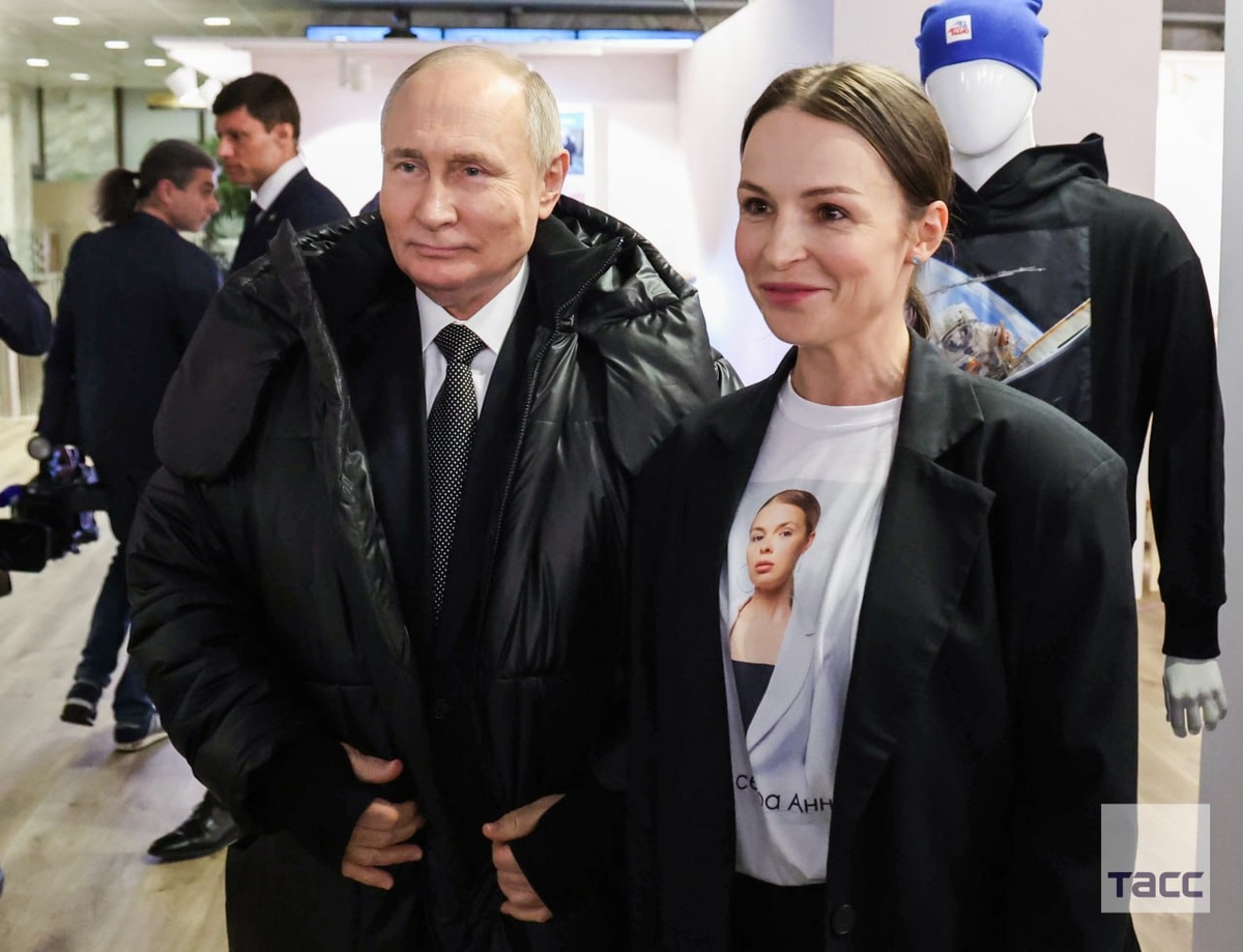 Кстати, в 2024 году на показе бренда одежды ДНК (DNK Russia) из Ростовской области в рамках Московской недели моды показали «бушлаты из России», ранее президент РФ Владимир Путин мерил такой же на форуме АСИ. Фото: РИА Новости / Александр Казаков, Владимир Путин. Архивное фото.