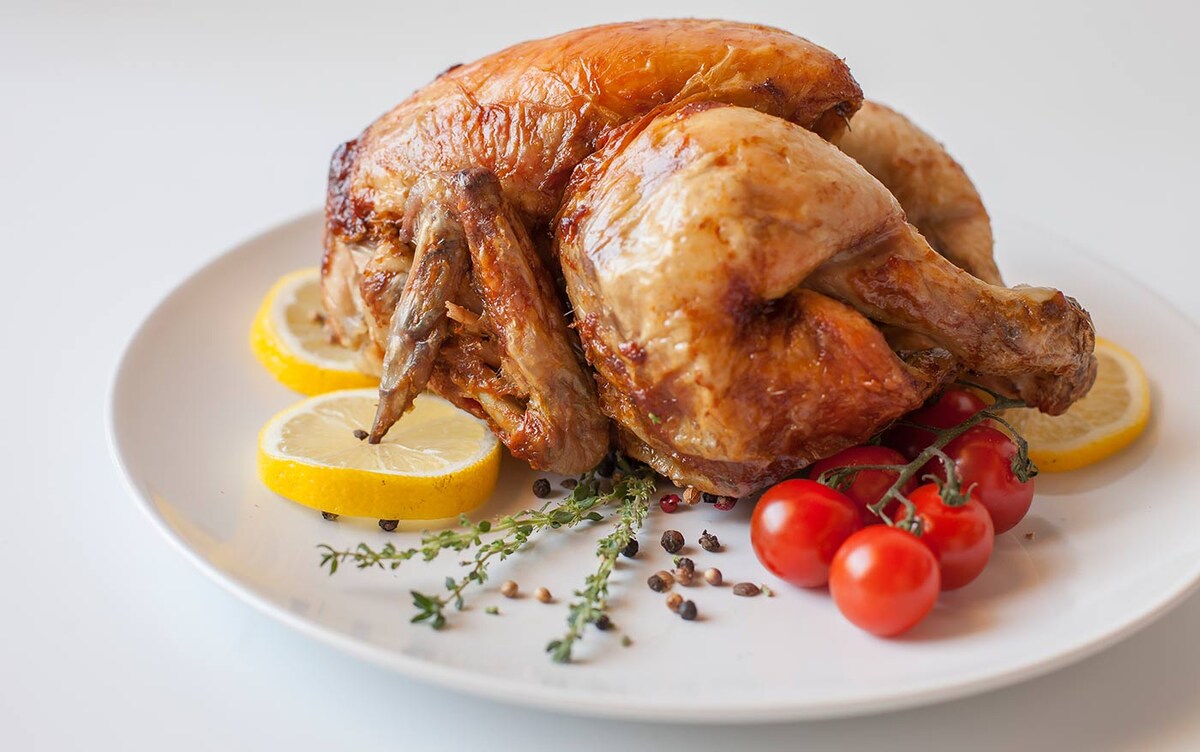 Сначала денег с трудом хватало на еду. Фото: freepik.com/free-photo/pollo-gastronomy-food-yummy-chicken_1134815.htm