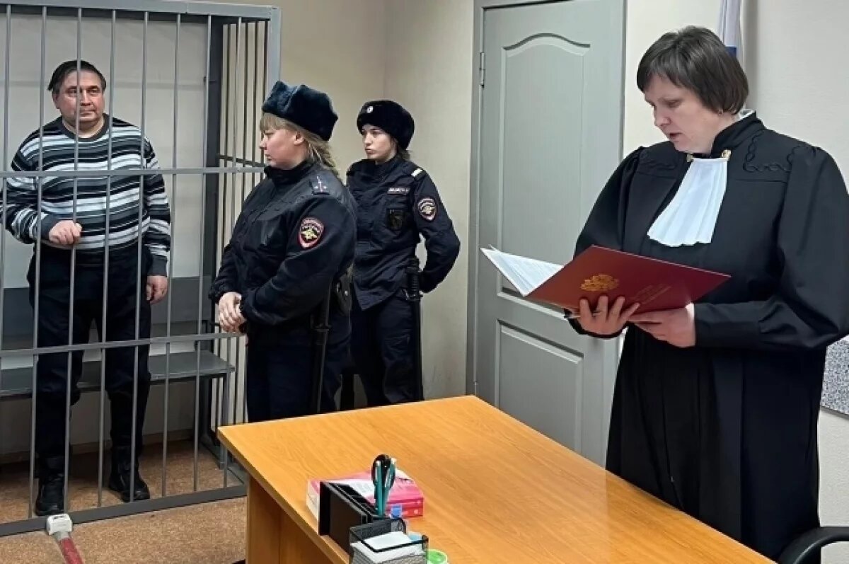    В Екатеринбурге отдали под суд экс-главу МинЖКХ и его заместителей