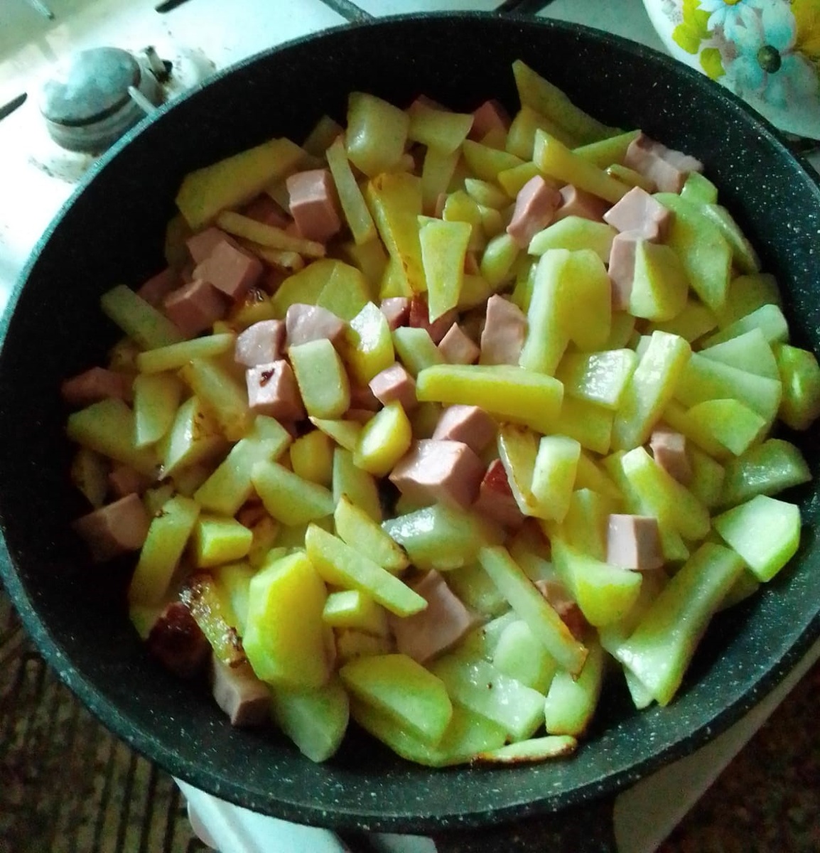 Жаренная картошка с колбаской