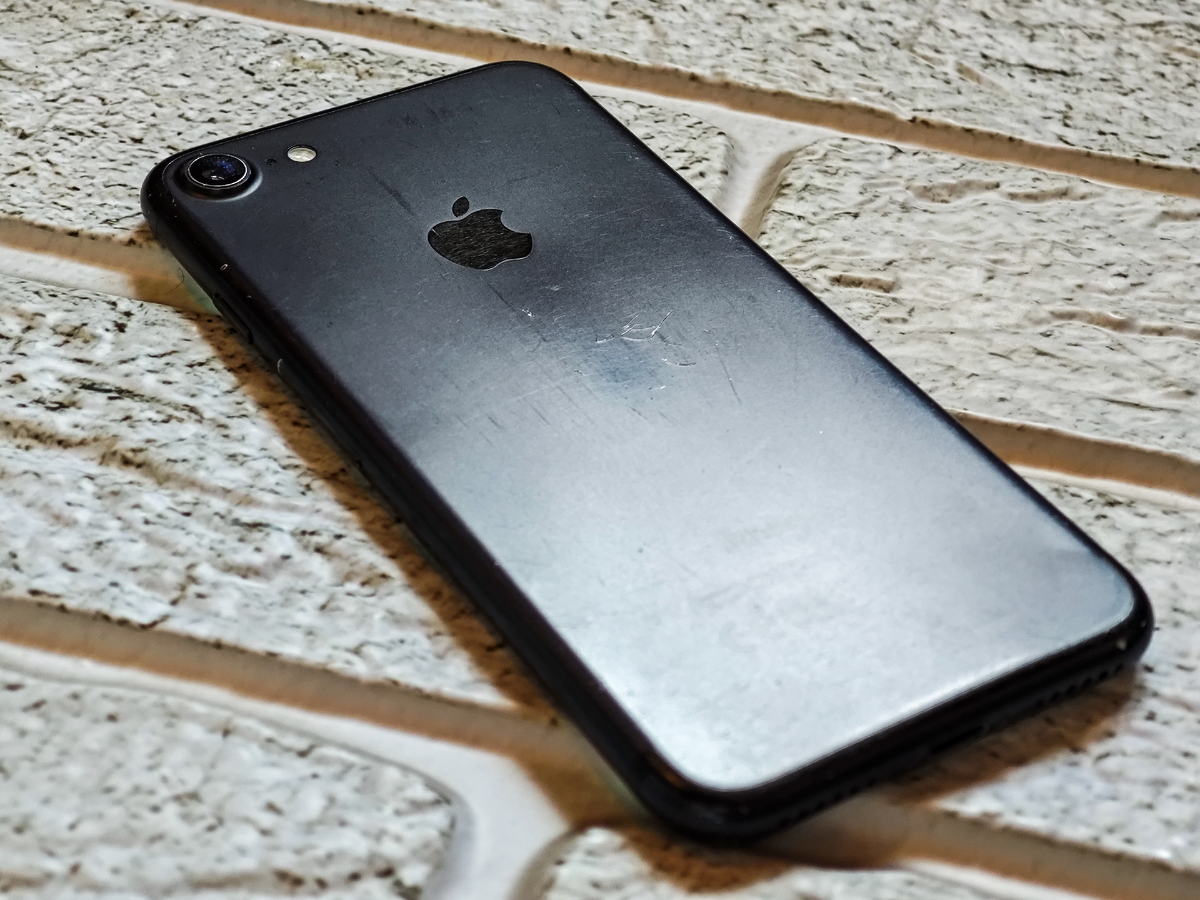 Бывший смартфон моего сына, который носил его без чехла. 