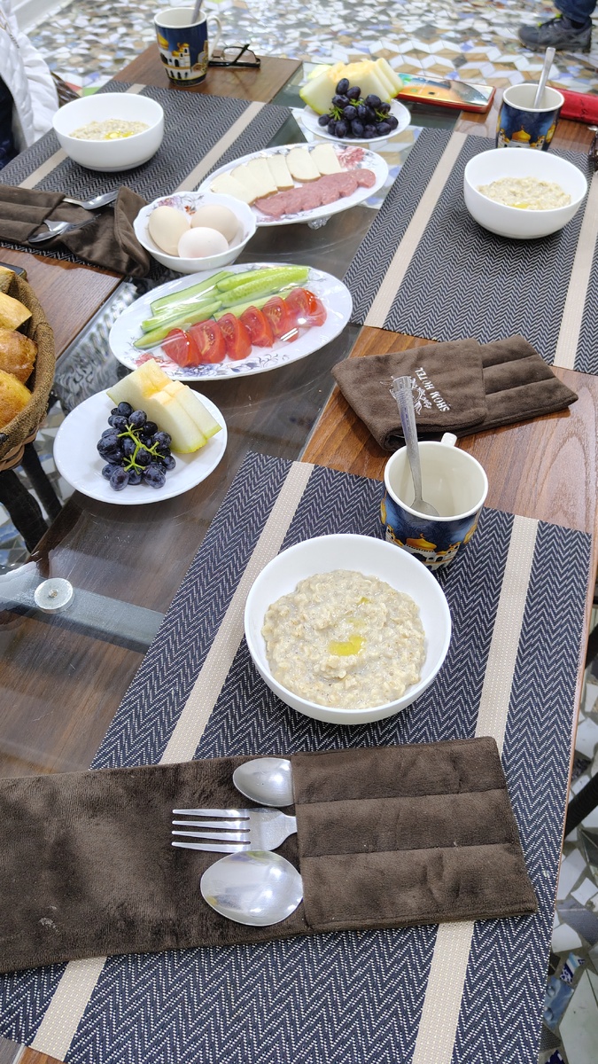 Для гостей каждого номера он отдельно накрывает завтрак. Это нам на троих.