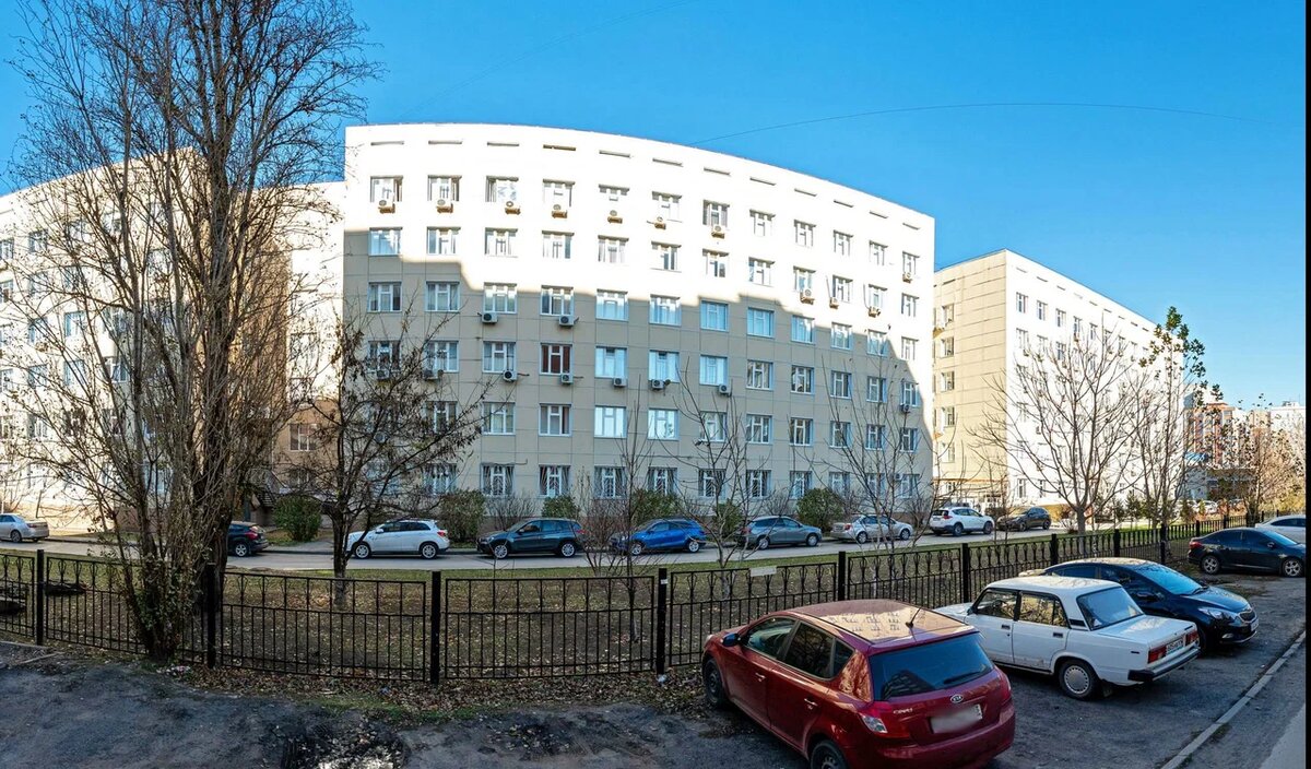 Там детская, взрослая, медецинский центр. Кабинетов много, но врачей катастрофически не хватает. Часть кабинетов работает в одну смену