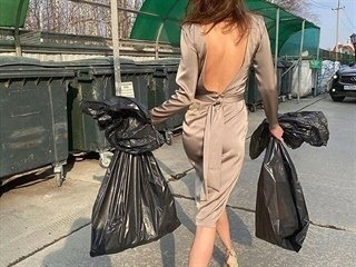 баба Маша выносит окурки!