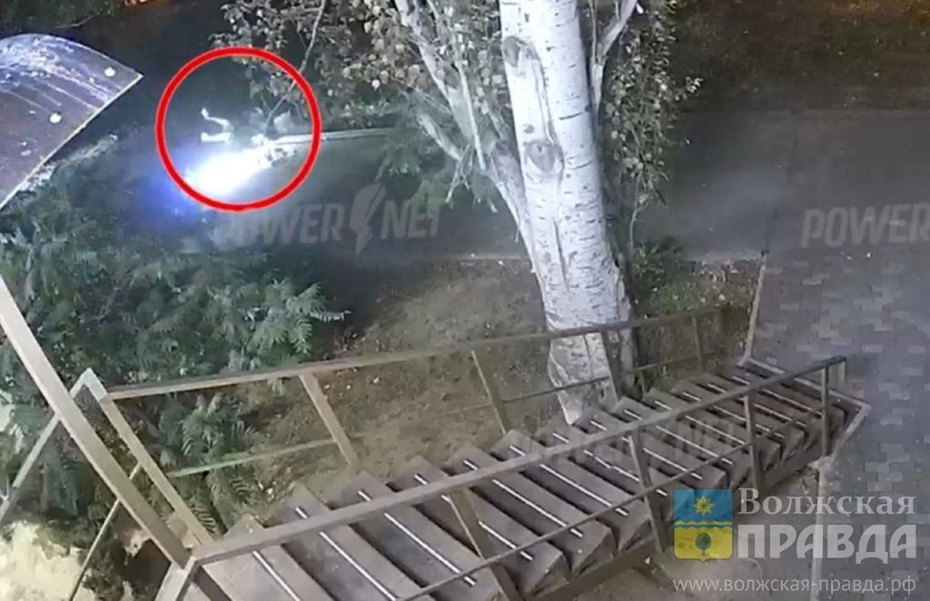 Скриншот с видео POWERNET📷    Сбили на тротуаре и выронили из салона: самокатчики и маршрутчики Волжского перестали уважать пешеходов
