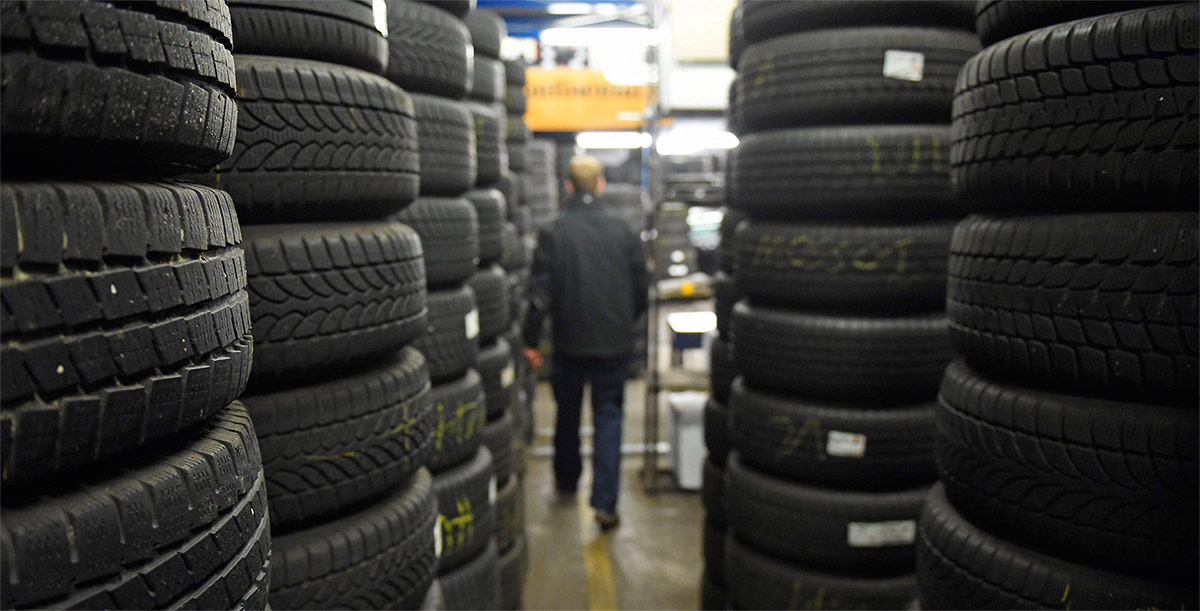 Global Look Press📷При правильном хранении резины с дисками полностью исключается возможность попадания влаги и частиц пыли на внутреннюю сторону шины.