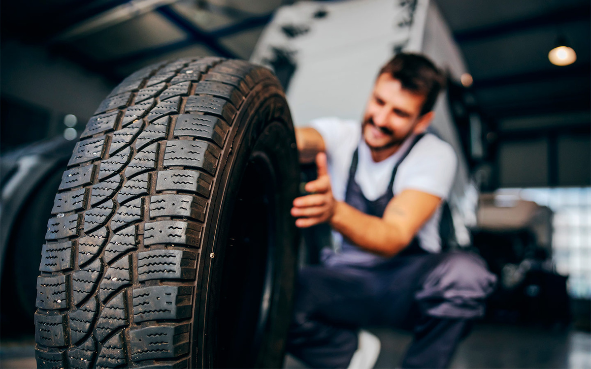 Shutterstock📷При этом шины без дисков не стоит хранить штабелями или подвешивать на специальные крюки.