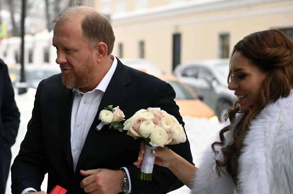    Константин Ивлев разводится со второй женой, которая младше него на 19 лет. Молодожены шеф-повар, шоумен Константин Ивлев и модель, журналист Валерия Куденкова перед началом церемонии бракосочетания у дворца бракосочетания № 1 в Москве в 2021 году.