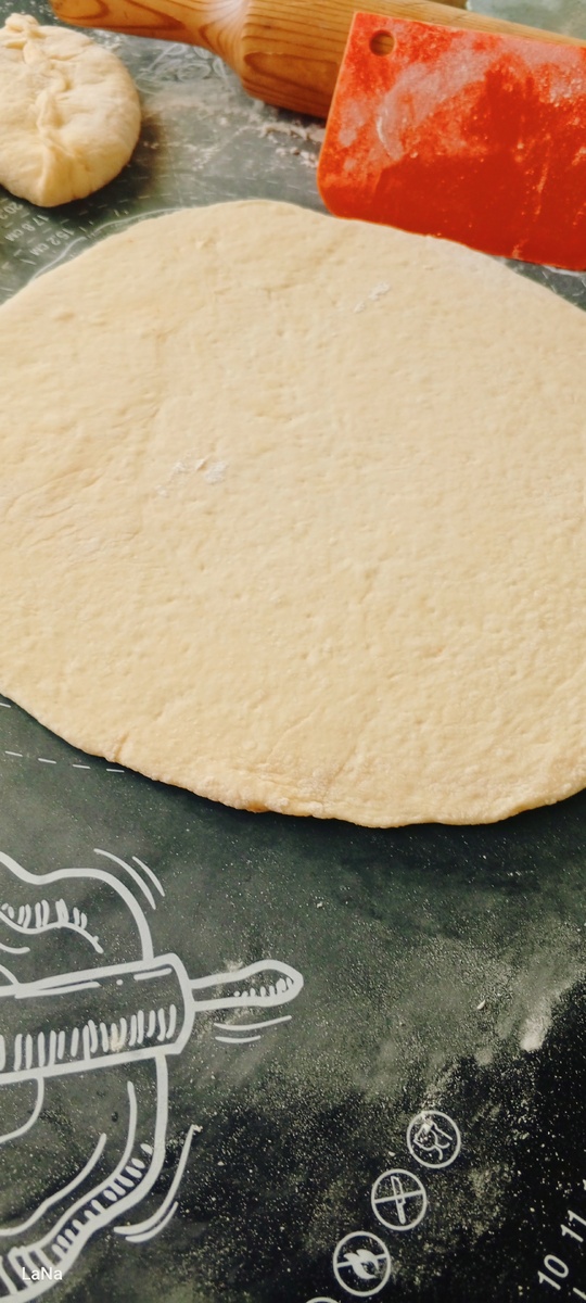 раскатать пласт теста, толщиной 1-1,5 см 