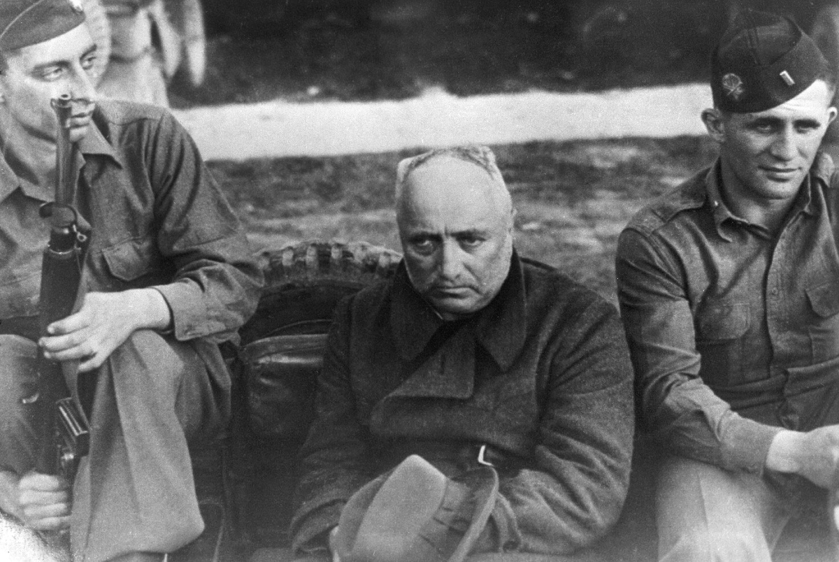 Арестованный нацистский преступник, бывший рейхсляйтер фашистской Германии Роберт Лей в окружении охраны © Sputnik