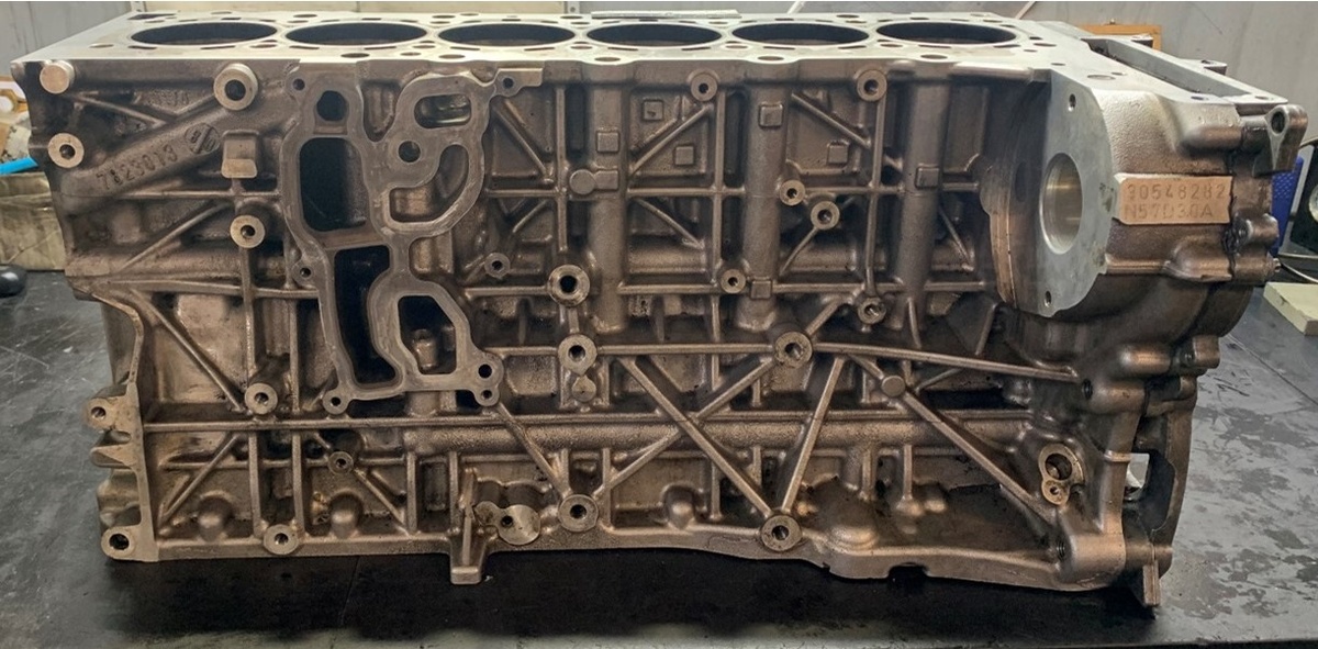 Фото 1. Блок цилиндров.