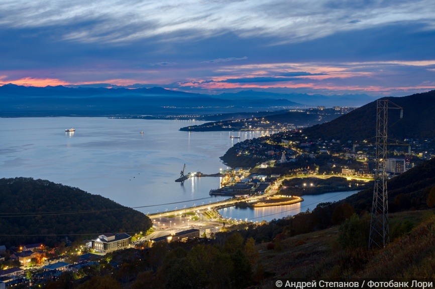 Вечерний вид сверху на портовый город Петропавловск-Камчатский на берегу Авачинской бухты Тихого океана.