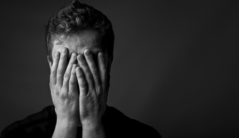 Мужчина испытывает отчаяние