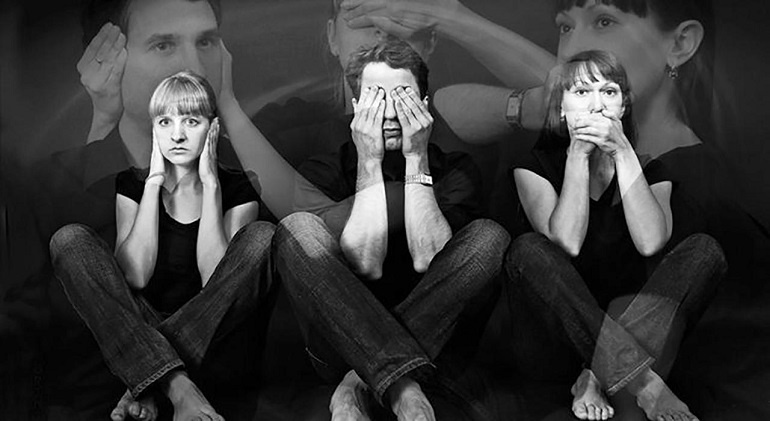 Три человека игнорируют происходящее вокруг