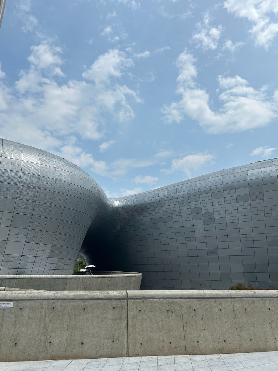 Это здание построено по проекту Заха Хадид. В нем проходила выставка Dior (листайте карусель). 