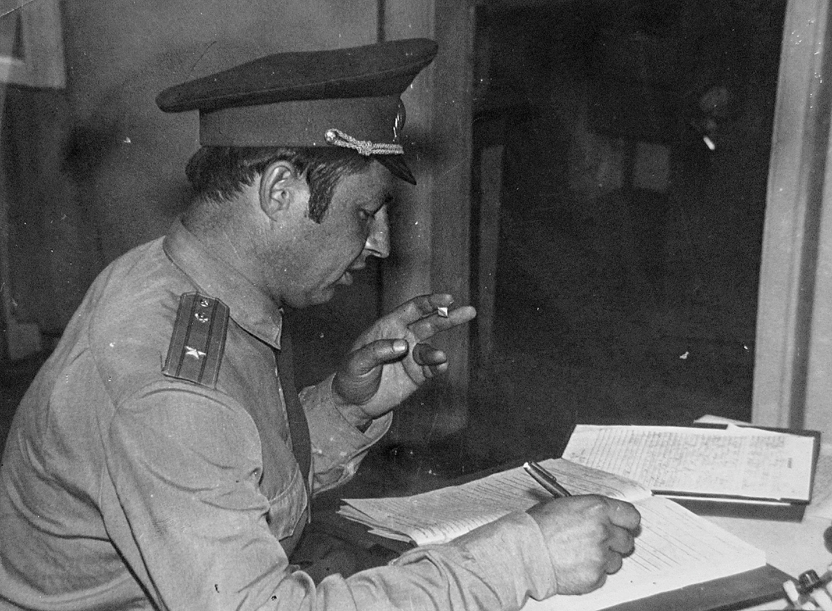 Начальник штаба моего бывшего ОВД А.А.Дворников и в служебном кабинете не расставался с любимой сигаретой. Фото начала 1970-ых из личного архива автора.