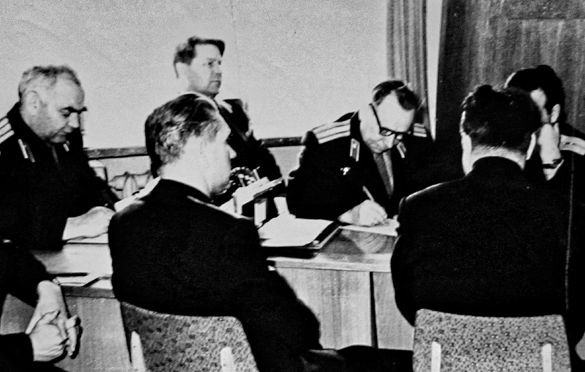 Вот так принимались управленческие решения в моём бывшем ОВД в советское время. Фото конца 1960-ых из личного архива автора.