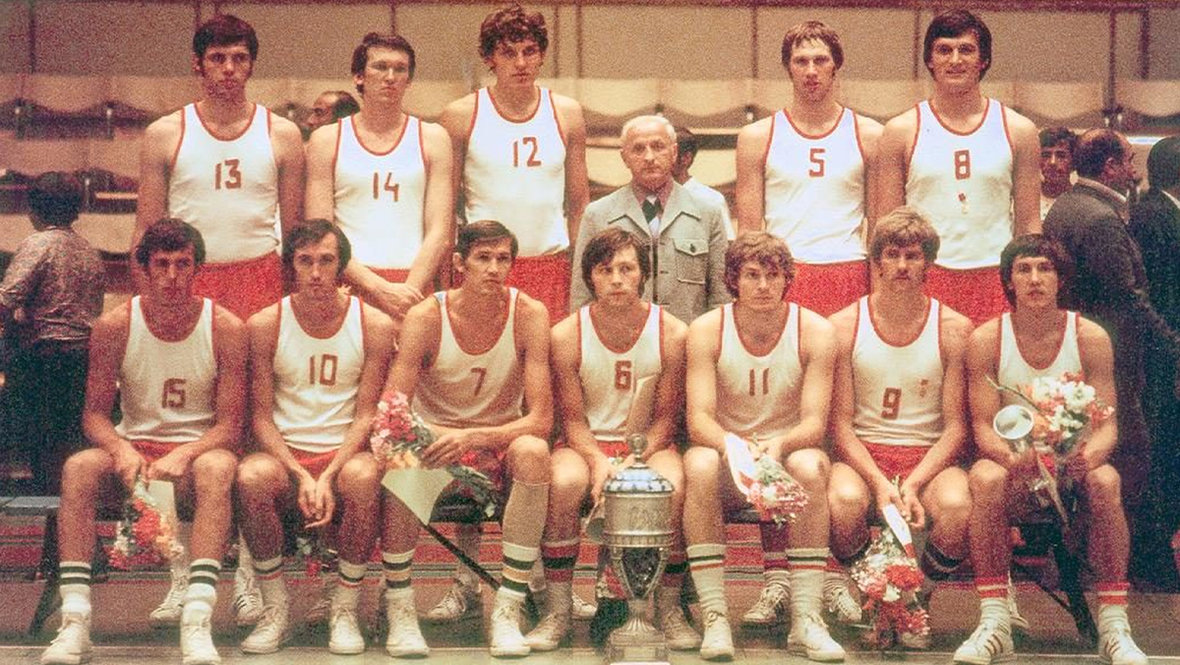 Сборная Москвы — победитель Спартакиады-1975 (слева направо): стоят — Виктор Петраков, Евгений Коваленко, Владимир Жигилий, главный тренер Александр Гомельский, Александр Харченков, Александр Болошев; сидят — Александр Сальников, Сергей Белов, Алжан Жармухамедов, Валерий Милосердов, Александр Сидякин, Иван Едешко, Станислав Еремин. Фото Личный архив Виктора Петракова