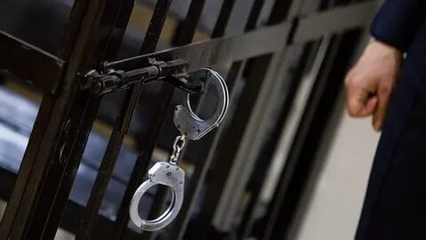 Суд кассационной инстанции признал незаконным изменение меры пресечения оправданному с подписки о невыезде на заключение под стражу.