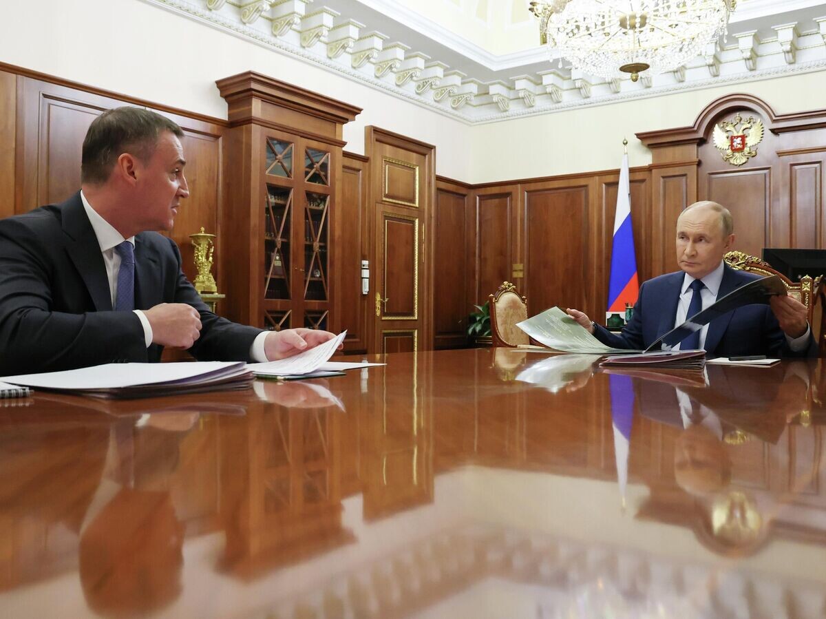    Президент РФ Владимир Путин и заместители председателя правительства РФ Дмитрий Патрушев во время встречи© РИА Новости / POOL