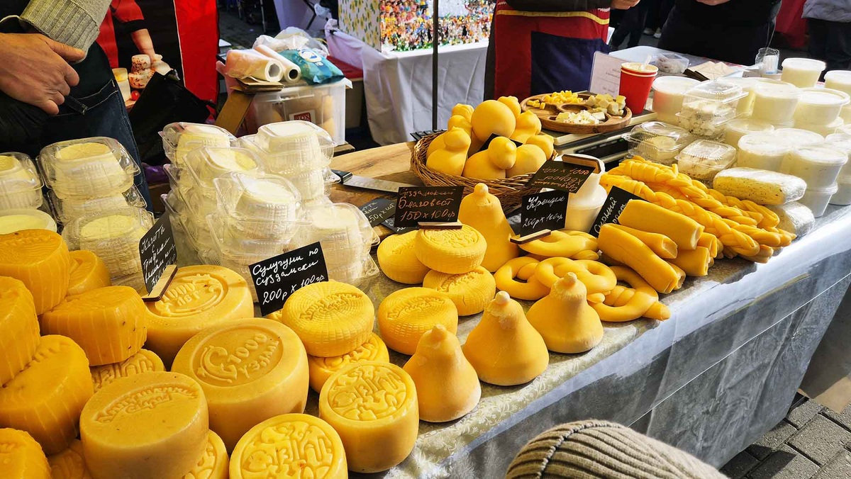 Ефросиньевская ярмарка — яркое гастрономическое и туристическое событие осени. Закупаться сюда приходят, как местные жители, так и гости города. Посмотрела, что предлагают фермеры и производители и, конечно же, приценилась