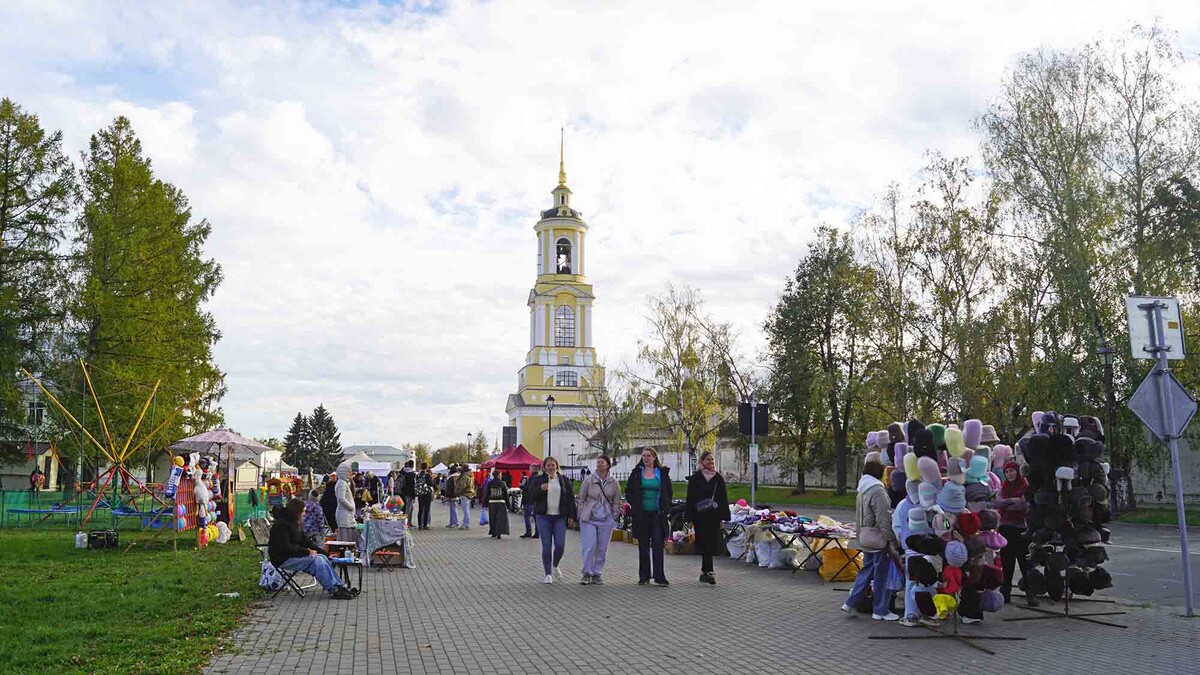 Раньше Ефросиньевскую ярмарку проводили на городской площади возле Торговых рядов. В этом году торг устроили возле администрации и Ризоположенского монастыря. Листайте галерею, чтобы увидеть ещё фото