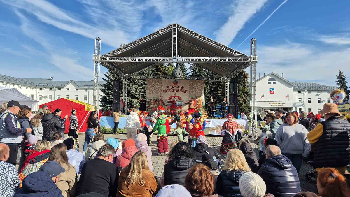 По традиции на Ефросиньевской ярмарке не только торгуют, ещё поют и пляшут