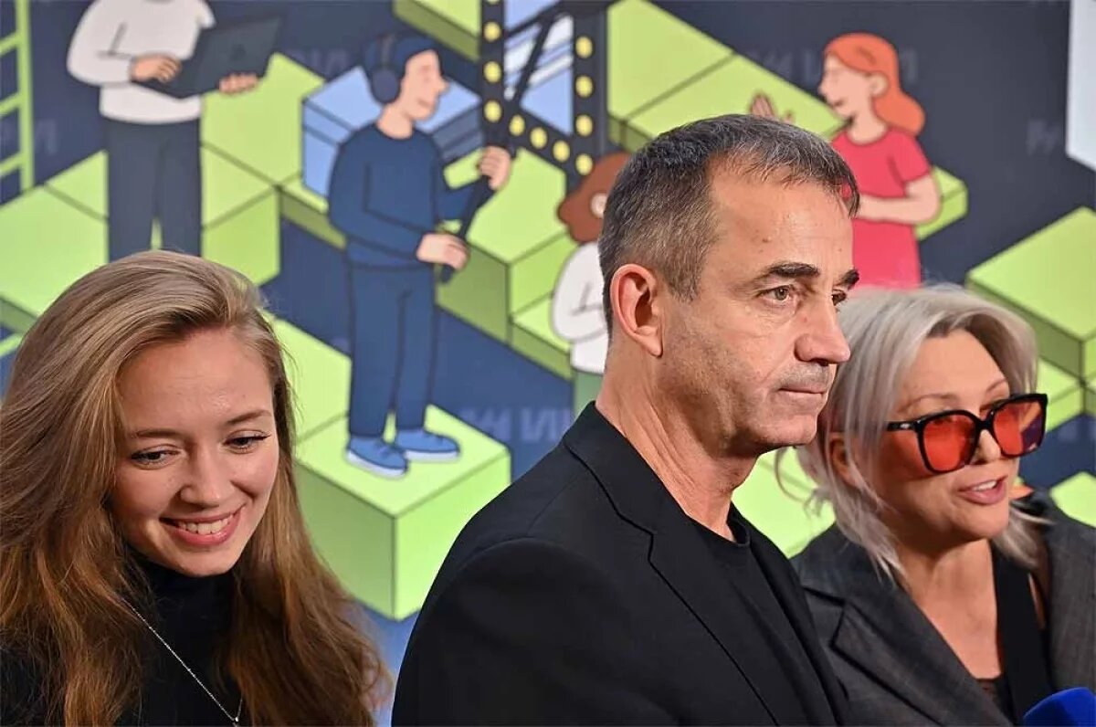    Дмитрий Певцов и актриса Ольга Дроздова (справа) с дочерью Еленой Деркач.