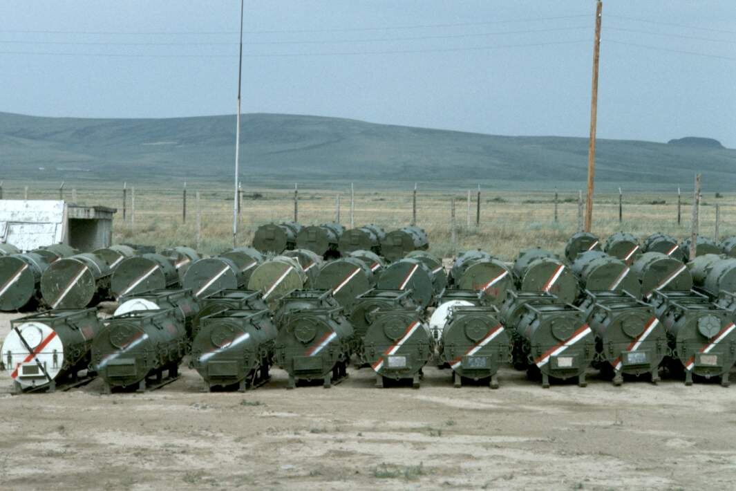 Разоружение ракетного комплекса в соответствии с Договором между СССР и США о ликвидации их ракет средней и меньшей дальности (РСМД), склад ракет классов ОТР-22 и ОТР-23, полигон Сарыозека Казахской ССР, 1988 год. Фото: РИА Новости/Юрий Куйдин