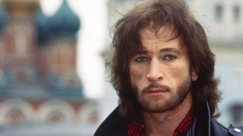 Память уже не жалит, мысли не бьют по рукам, я тебя провожаю к последним берегам...