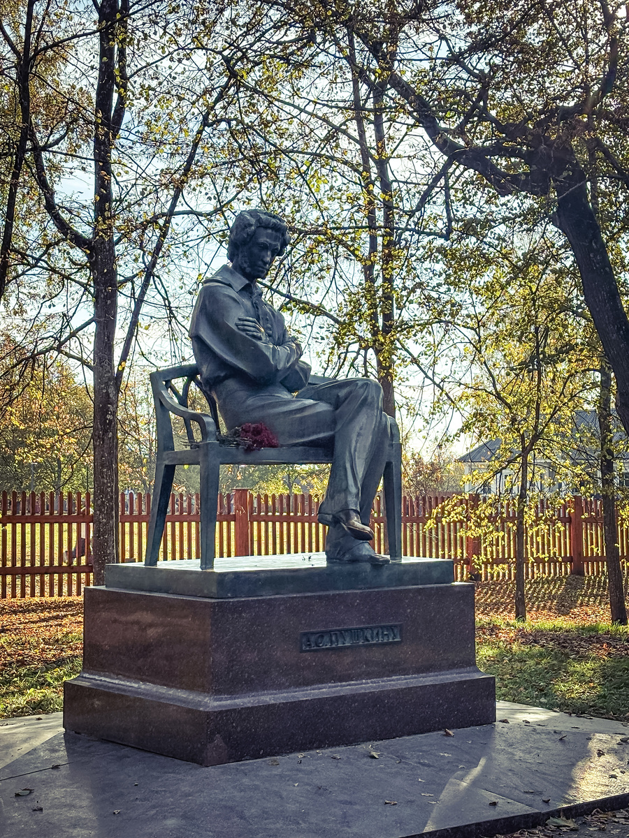 Памятник Пушкину А. С в селе Большое Болдино, расположен в музее-заповеднике. 