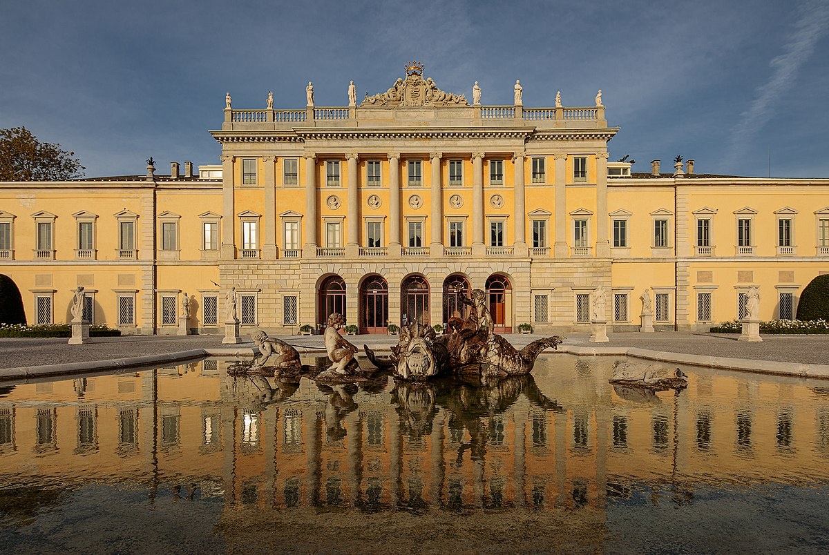 Вилла Villa Olmo была построена в неоклассическом стиле и сегодня открыта для выставок, её садовую часть можно посетить бесплатно.