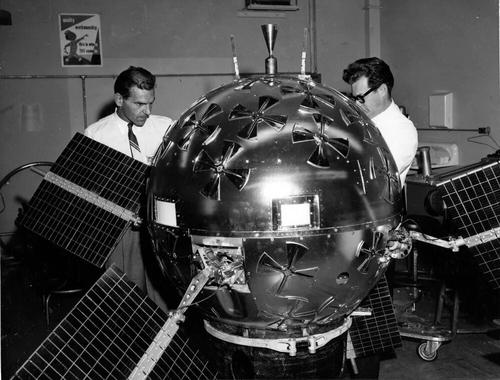 Техники рядом с лунным зондом "Пионер P-3"