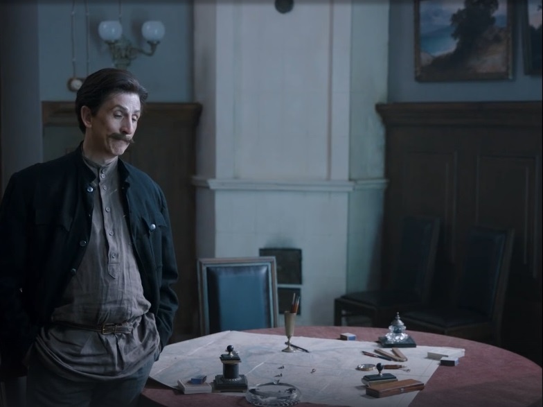 Облезлый Сталин, сливающийся с обстановкой. Вы специально так ставили свет и делали фильтры? Фото из открытых источников