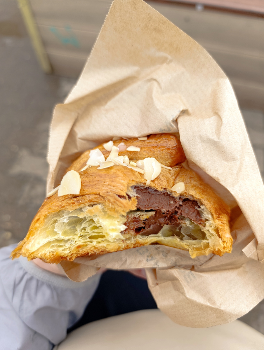 Я бы ущипнула себя, но не хочу, чтобы этот вкусный сон закончился