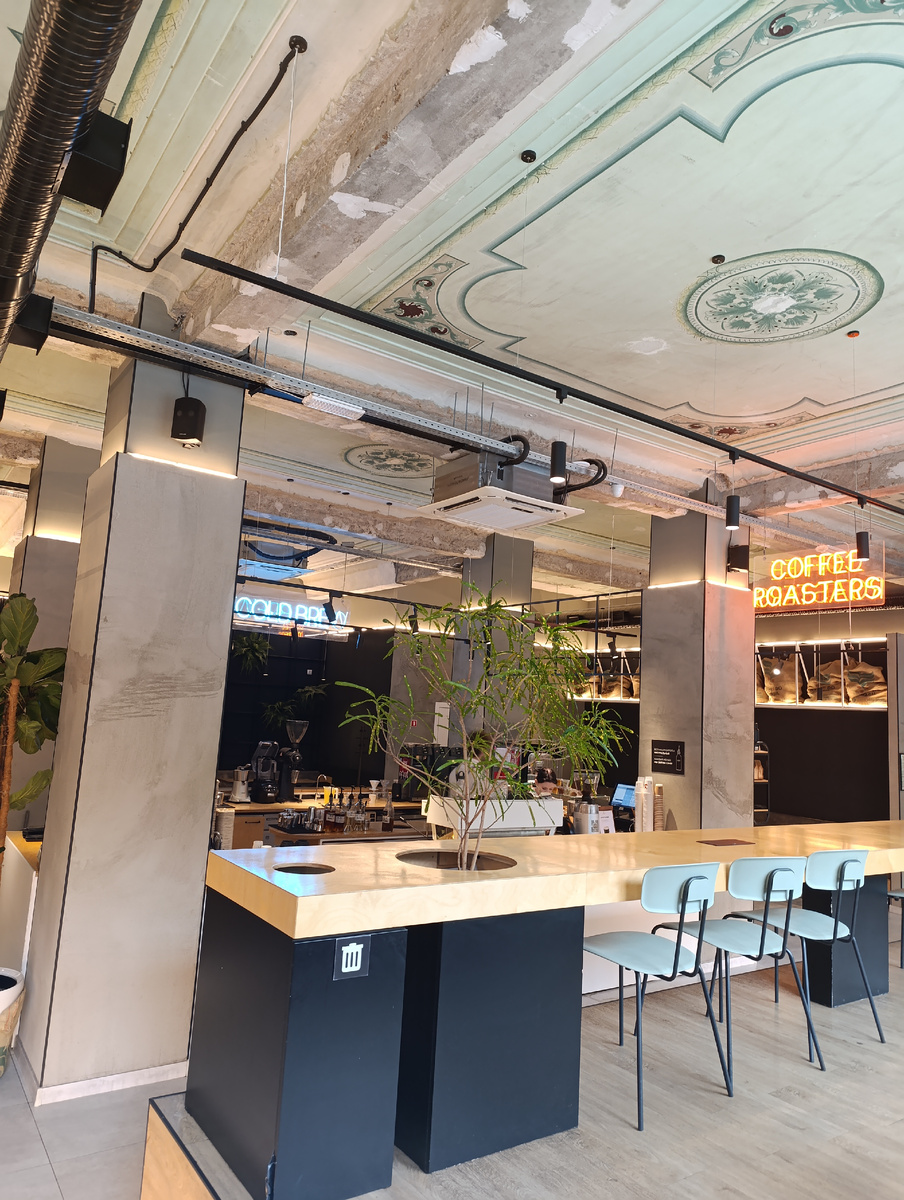 Современные столы и потолок с историей