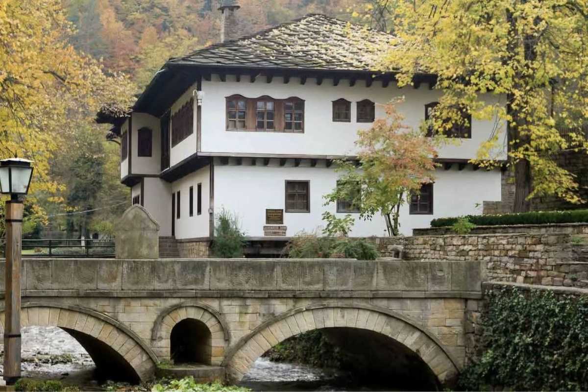 Осень. Вид на музейную деревню Етър рядом с Габрово (фото из ФБ).